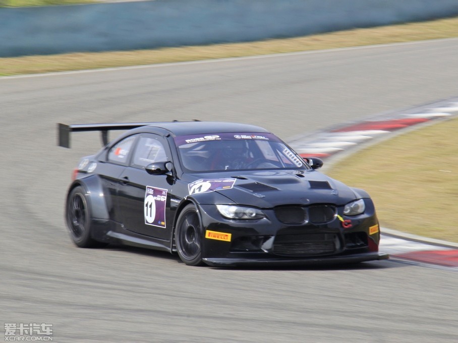 2011꣬FIA GT1µĵù˼ʶ˶֮໥ĳ档ͬ꣬ϺUMԦٰĳܼ껪ǻȣ400̨ܳ