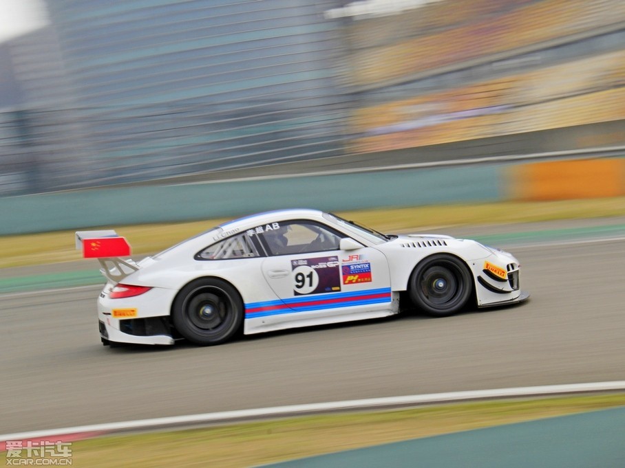 2011꣬FIA GT1µĵù˼ʶ˶֮໥ĳ档ͬ꣬ϺUMԦٰĳܼ껪ǻȣ400̨ܳ