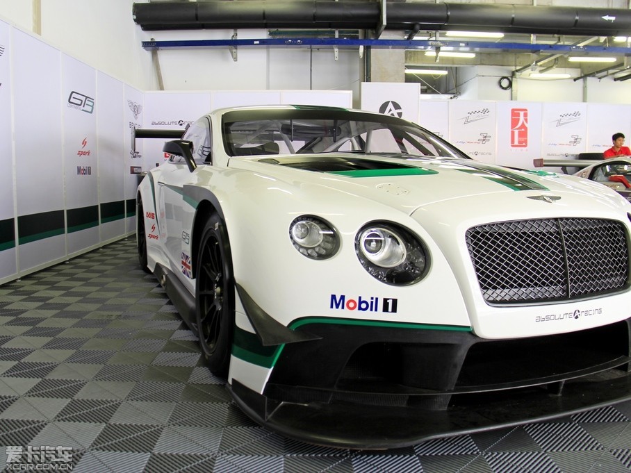 2011꣬FIA GT1µĵù˼ʶ˶֮໥ĳ档ͬ꣬ϺUMԦٰĳܼ껪ǻȣ400̨ܳ