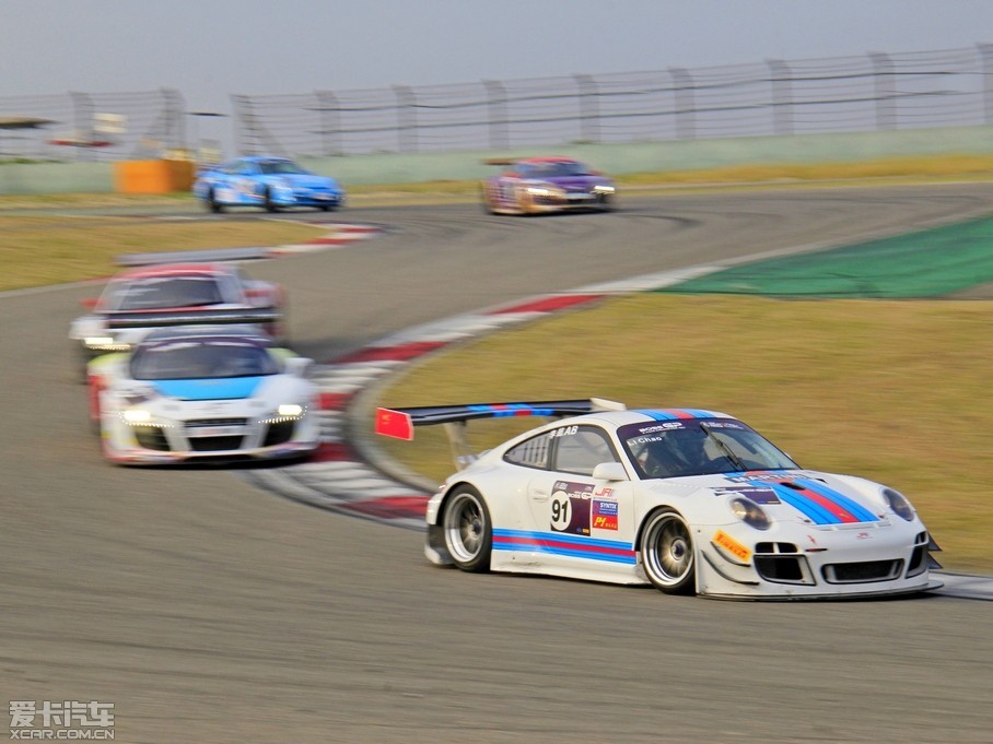 2011꣬FIA GT1µĵù˼ʶ˶֮໥ĳ档ͬ꣬ϺUMԦٰĳܼ껪ǻȣ400̨ܳ