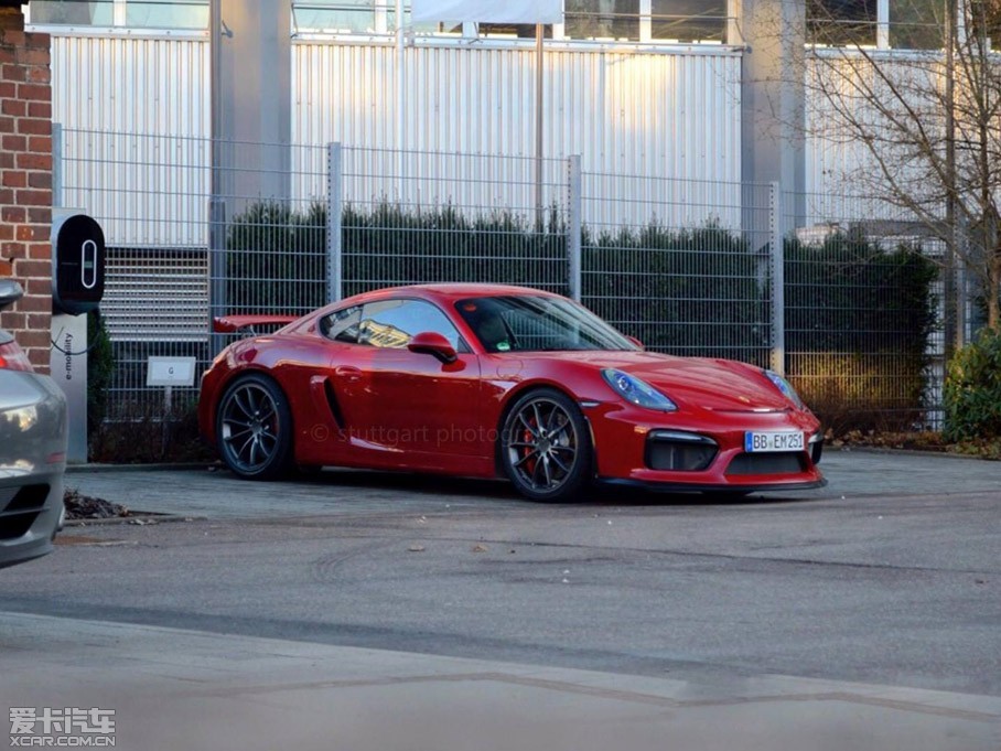 近日,海外媒体在德国一停车场拍摄到了保时捷全新双门跑车cayman gt4