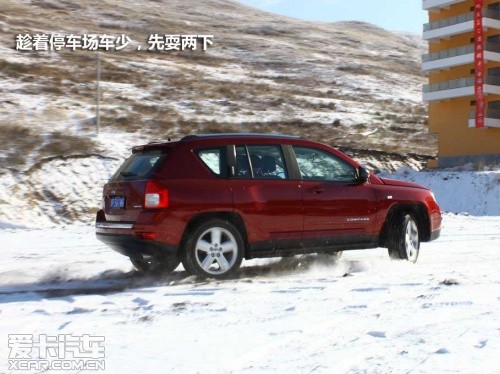 冬季滑雪 带你感受冰天雪地的畅快淋漓