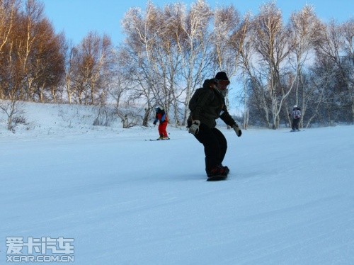 冬季滑雪 带你感受冰天雪地的畅快淋漓