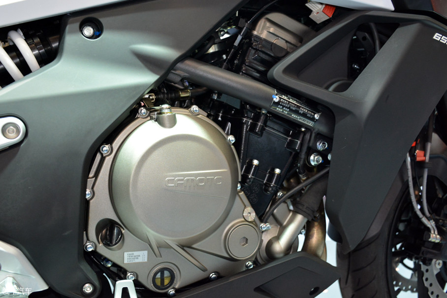 650MT䱸ˮ䲢˫650cc˫͹ᣬǿΪ52kW71Ps/8750rpmŤΪ62Nm/7000rpmͬʱԲĵϵͳ