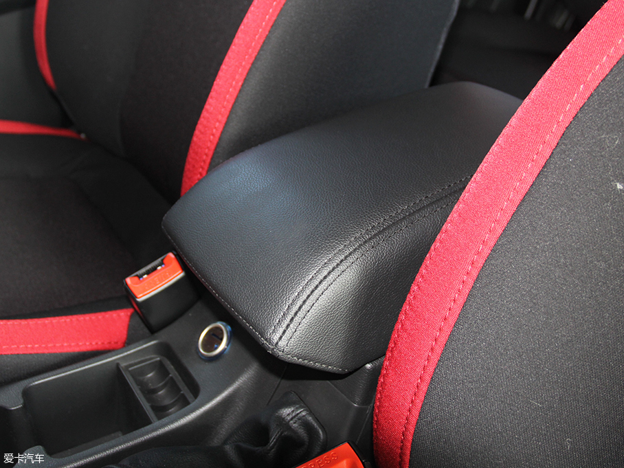 實拍北汽威旺M50F