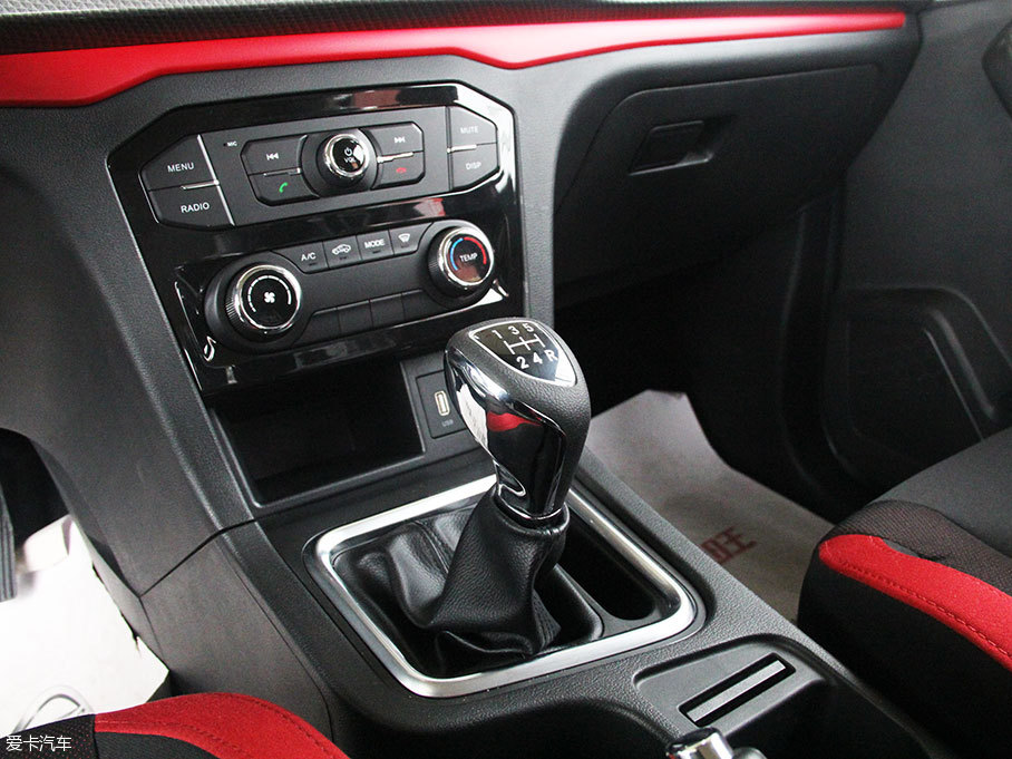 實拍北汽威旺M50F