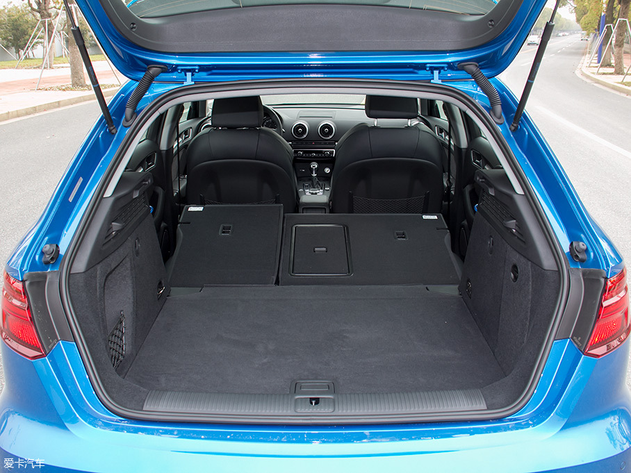 爱卡试驾新款奥迪A3 40TFSI