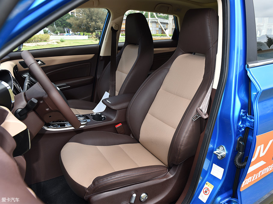 猎豹cs9的中高配车型都与试驾车型一样前排座椅采用皮质包裹,座椅为仿