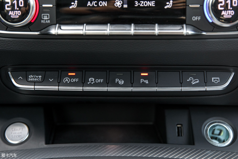 在空调控制面板的下方是全新奥迪q5l的车辆控制按键,功能集成有驾驶