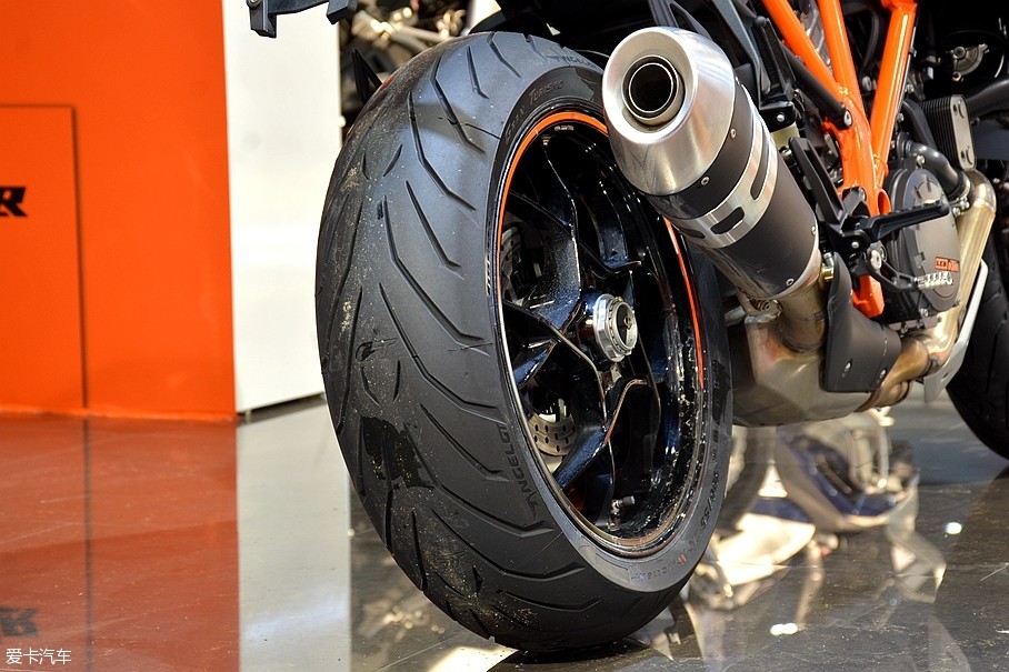 1290 SUPER DUKE GTǰ̥Ϊ120/70 R17̥Ϊ190/55 R17Ѿﵽ1300ccĦг˵190ĿȲܸõķܡ