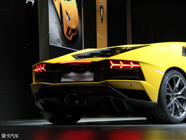 ˽⣬Aventador SAventadorĸĿͣ³ڿѧơءܷ涼6.5L V12µУ