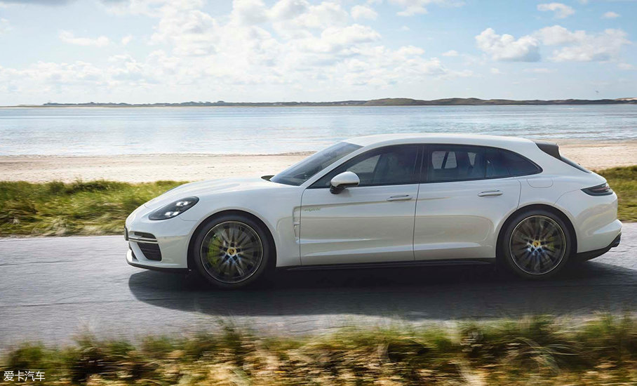 外观方面,保时捷panamera turbo s e-hybrid sport turismo车型基本