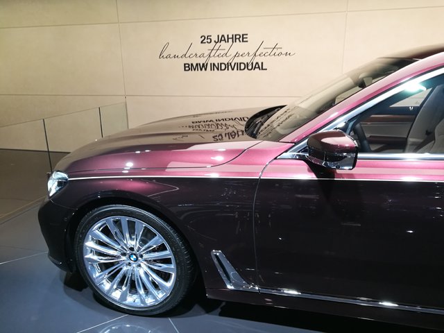 动力方面,新车搭载了一台6.6L V12双涡轮增压发动机,最大功率为448kW(609Ps),最大扭矩为800Nm,传动方面,新车匹配了一台8速手自一体变速箱。 编辑点评:这是一款顶级的宝马7系,是集极致豪华与动力的巅峰之作,相信拥有它是所有宝马车迷的梦。