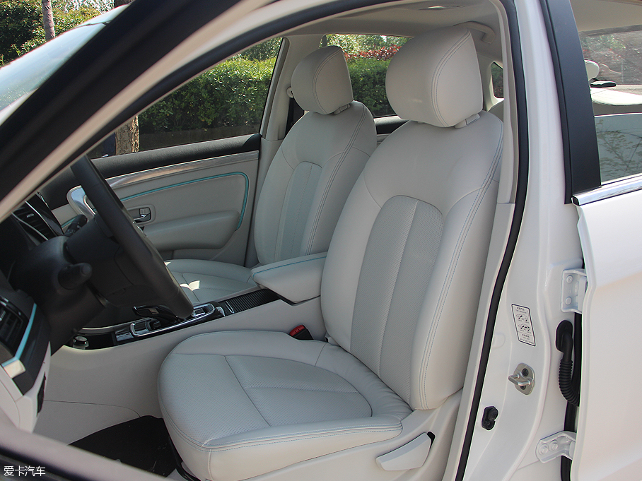 愛卡搶先實拍東風(fēng)神E70