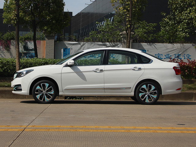 愛卡搶先實拍東風神E70