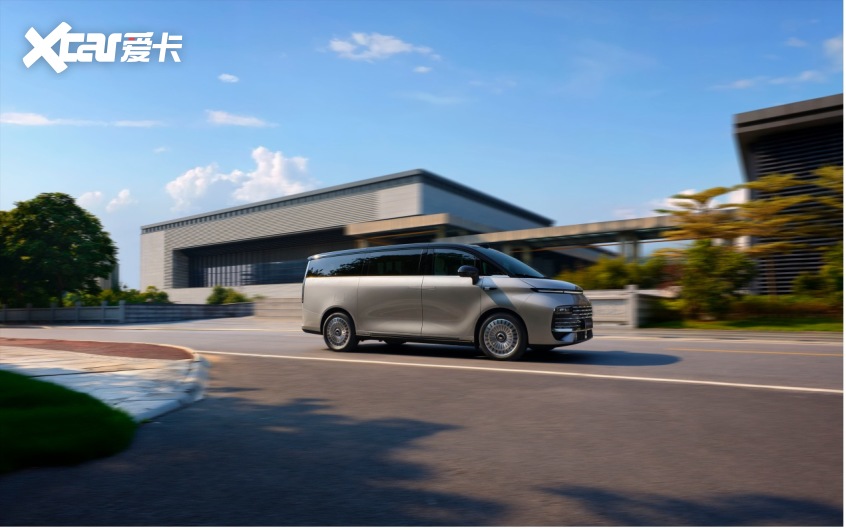 跨界破局吉利银河V9002698万元起开启AI家庭MPV新世代(图7)