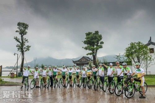 斯柯达4 2团队环湘湖雨中骑行