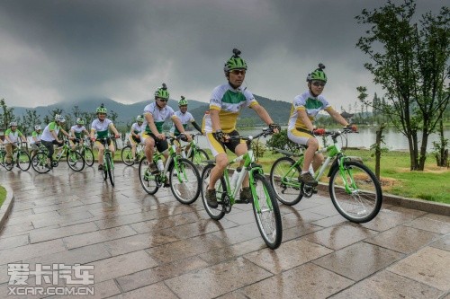 斯柯达4 2团队环湘湖雨中骑行