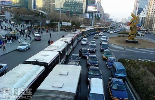 强并线急脾气 城市拥堵之公交车的责任