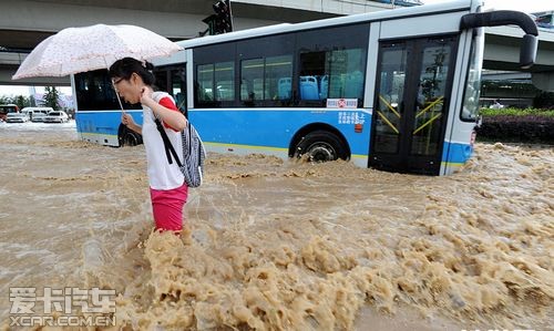 强并线急脾气 城市拥堵之公交车的责任