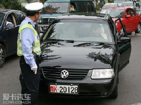 领导干部没有特权 军车违章将严肃处理 领导干部没有特权 军车违章将严肃处理