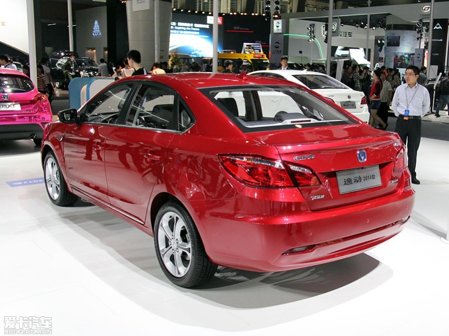 在第11届广州车展上,长安汽车发布了2014款逸动,新车在外观和配置上