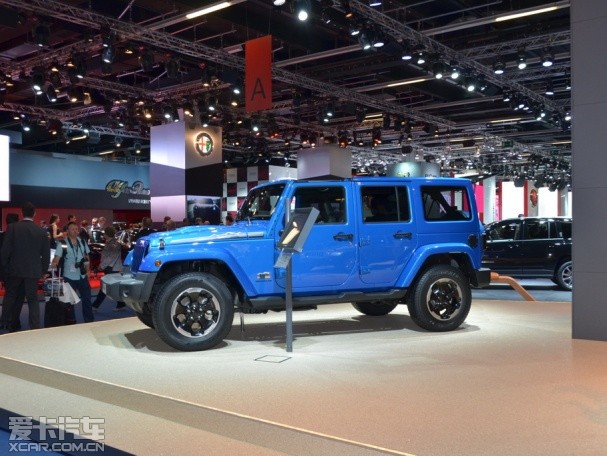 jeep牧马人polar特别版车型采用了自然的天蓝色为车身颜色,车身带有