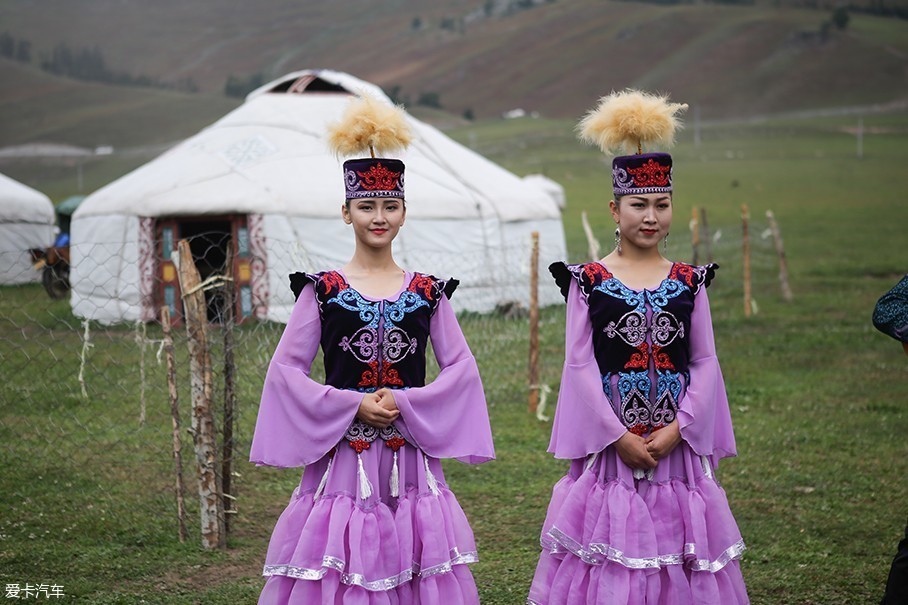 哈萨克族的服饰有着非常浓重的民族特色.