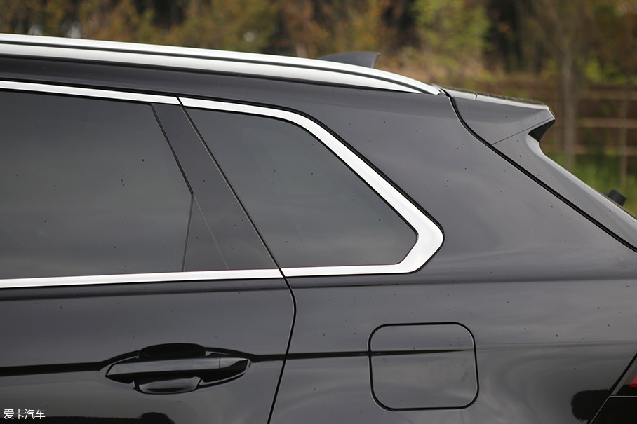 并且车辆的后窗位置也采用了隐私玻璃设计.
