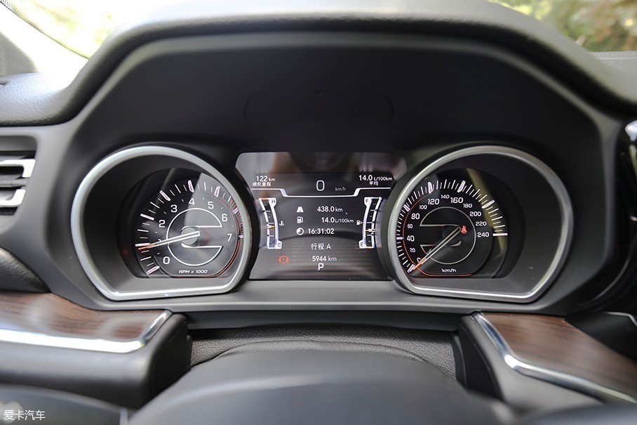 车辆选择了传统机械式转速表配合中央液晶屏幕的仪表盘组合.