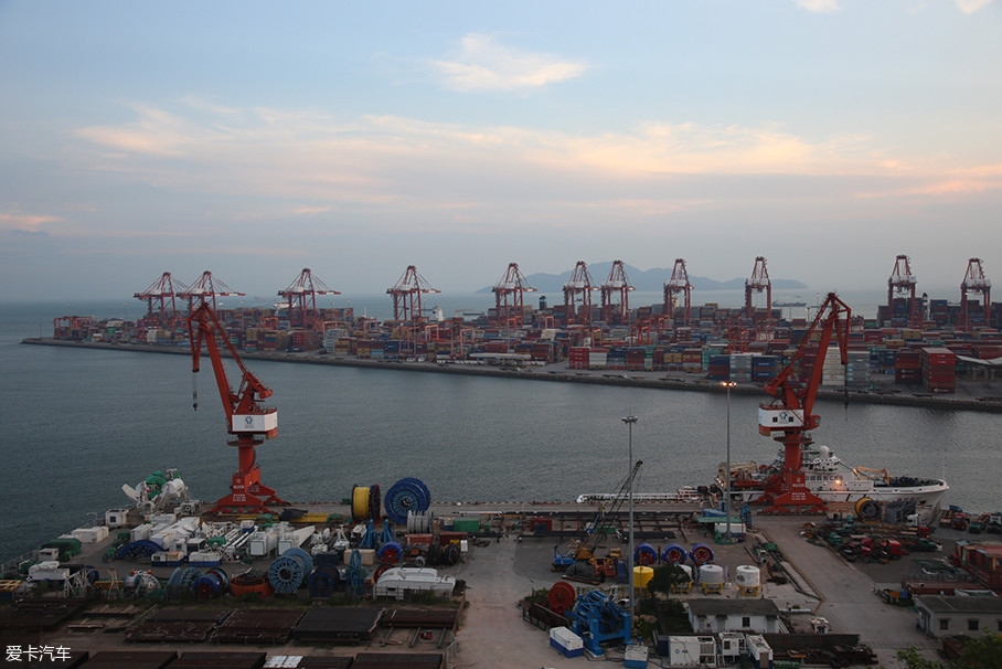 蛇口港是深圳四大港区之一(另外三个为盐田港区,赤湾港区和大铲湾港区