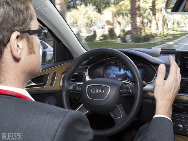 驾驶者可以在自动驾驶模式开启时,双手完全离开方向盘