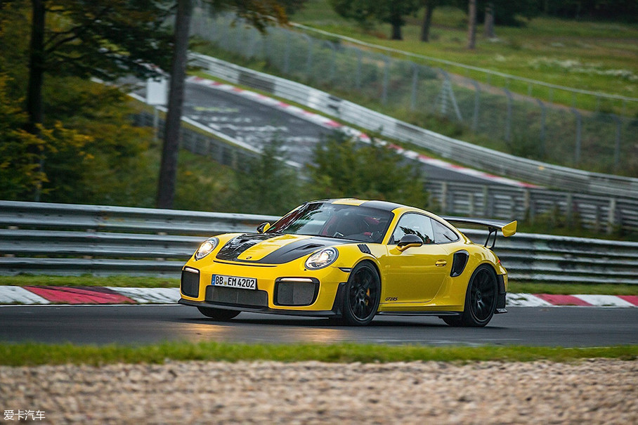 911 GT2 RSĿǰ911ǿĳͣȻ911 GT3 RSôGT2 RSص3.8LѹGT3 RSǻȻ911ͣԶ׼