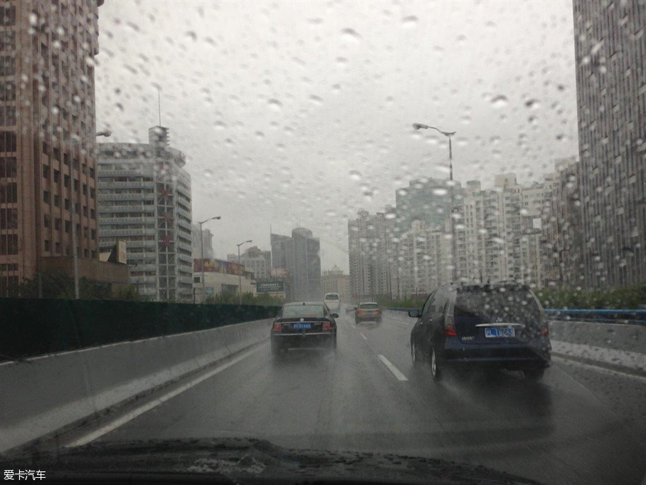 广州大雨雨天行车