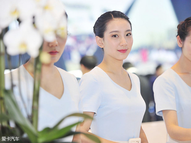 休闲八卦 正文     槽点礼仪     车展上的礼仪,有的因为姣好的容貌让