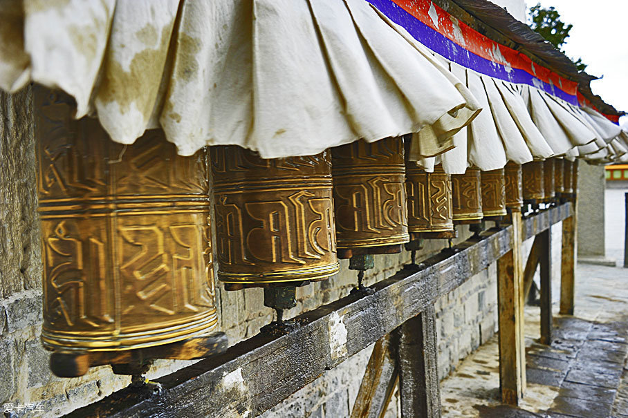 转经轮,属佛教法器,在西藏随处可见.