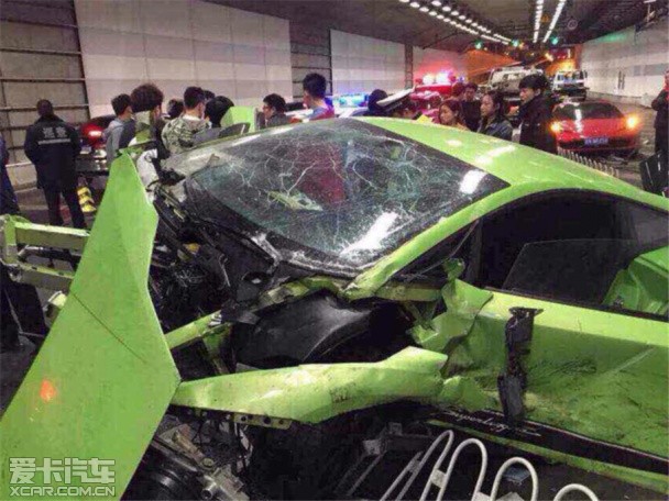 北京两辆超跑相撞