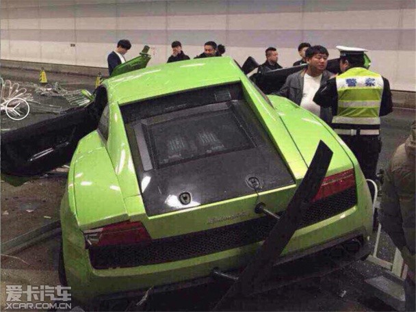 北京两辆超跑相撞