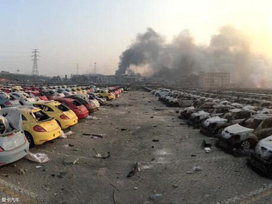 > 天津爆炸致千余车被毁