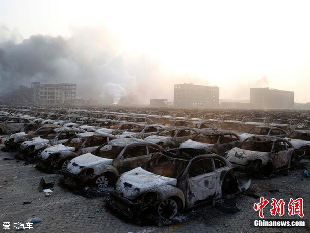 天津滨海新区爆炸 千余车辆焚毁