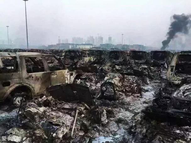天津滨海新区爆炸 千余车辆焚毁