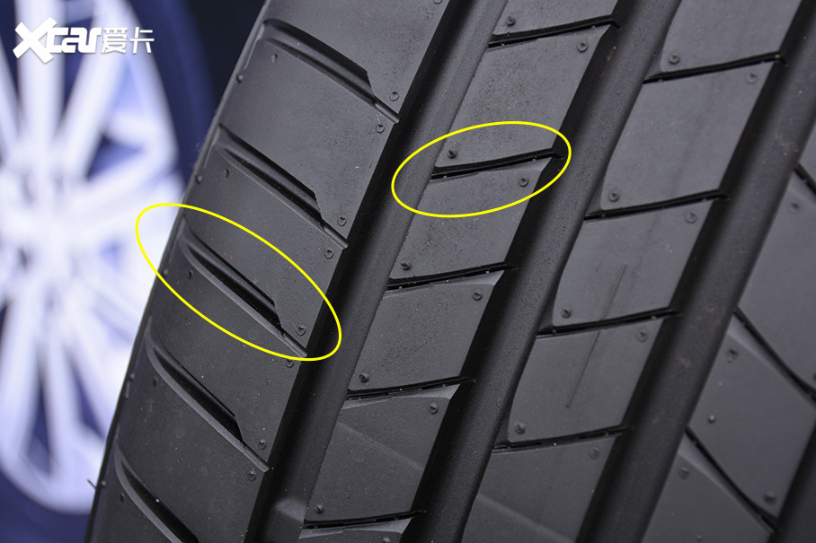的弧形花纹块边缘设计,这样的好处是能够在刹车时,增加轮胎的接地面积