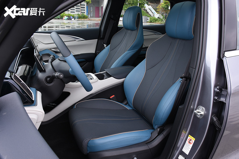 主驾驶座椅支持4向电动调节和2向高低电动调节,副驾驶座椅为4向电动