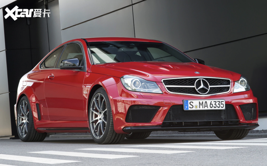 óϵͳһ̨6.3V8Ȼ386kW517ʺ620NmķֵŤأ0-100km/hʱ4.2룬ʱٿɴ300km/hڵʱĳУC 63 AMG Coupe Black SeriesƵرǿͳû֮һ