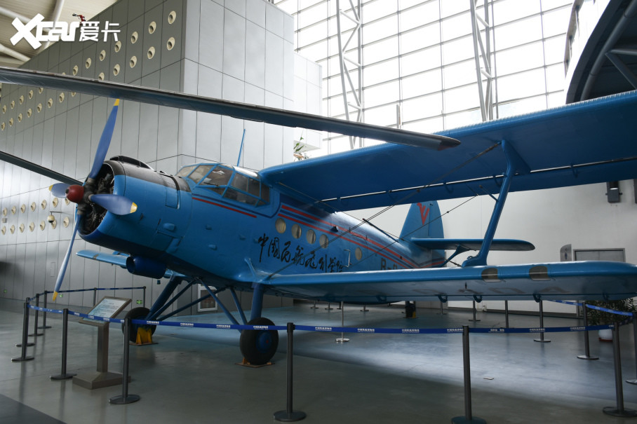 随后便来到了飞机展示区,图中的运5型飞机是我国第一架自行制造的运输
