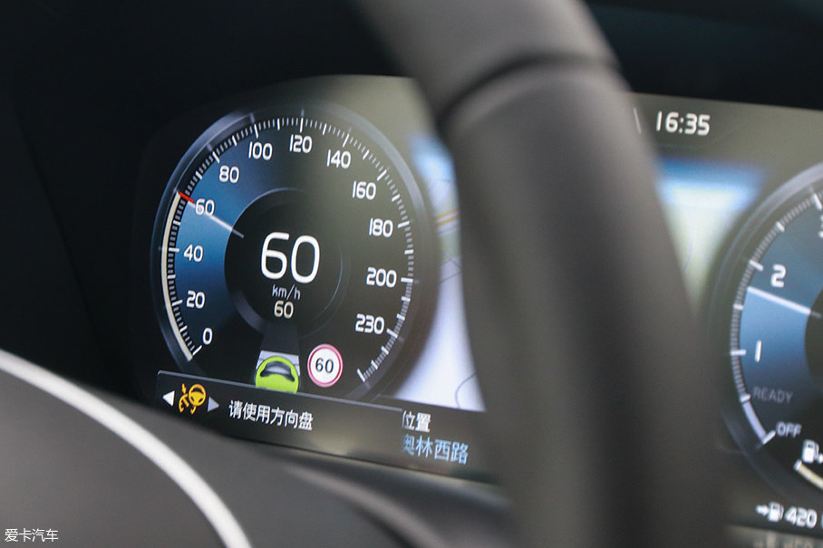 同样的,双手离开方向盘大约10s之后,会出现要求手握方向盘的提示信息.