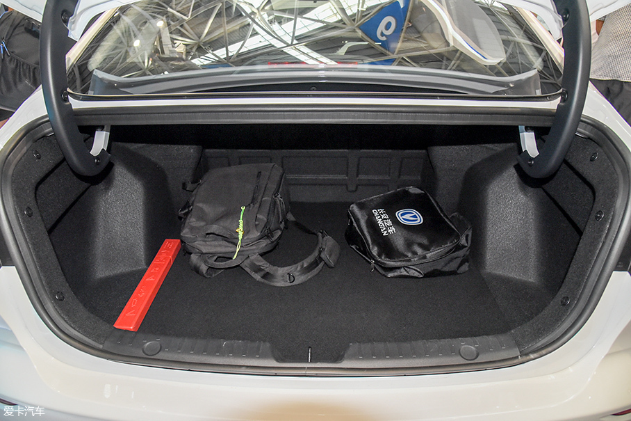 實(shí)拍全新長(zhǎng)安逸動(dòng)EV460