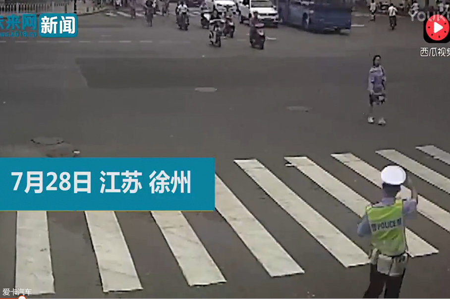 有钱，任性！土豪大妈闯红灯不惧罚款
