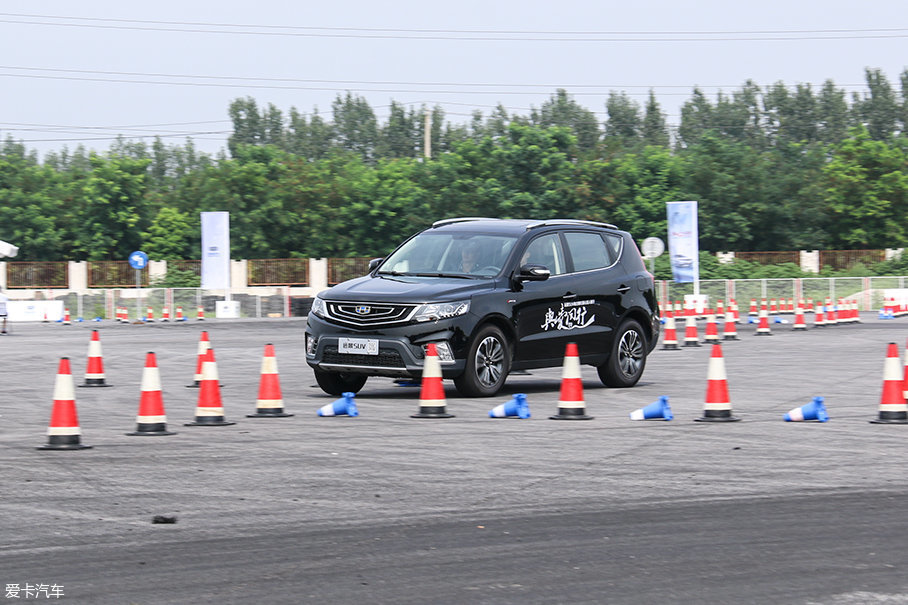 ¹Կ鳵ʻȶԣԶSUV60km/h٣ɿ̤岢ߣȻһĲ㣬ȶϵͳ뼰ʱʹܹƽȵӦƽ