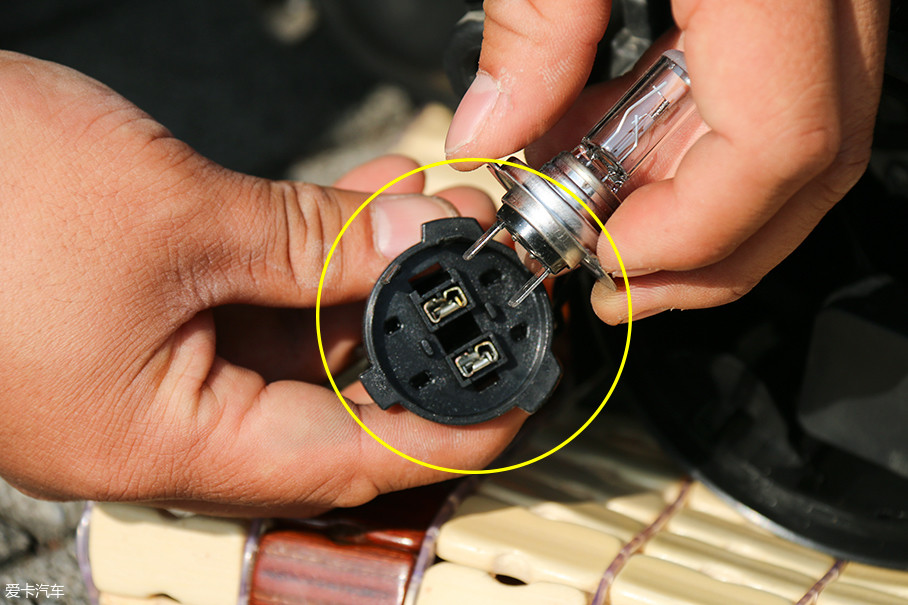 原车的卤素灯泡是直接插在h7底座上的,将led大灯的h7插头找对正负极